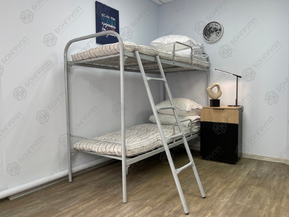 Кровать двухъярусная металлическая с лестницей и ограничителем